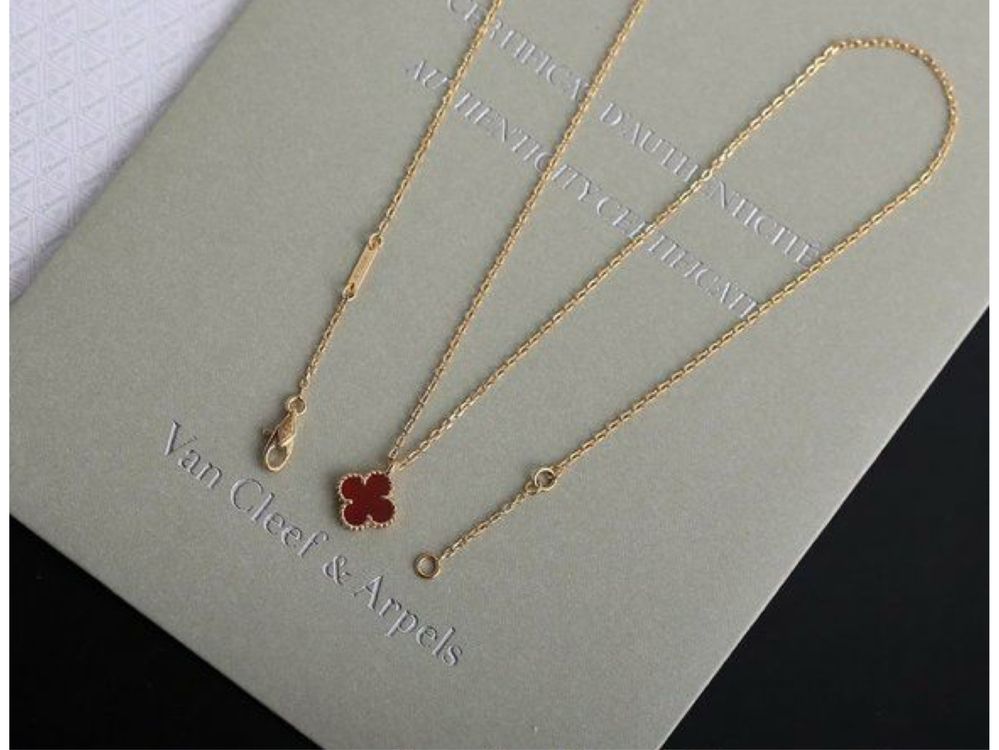 Позлатени колиета sweet Alhambra by Van Cleef & Arpels
