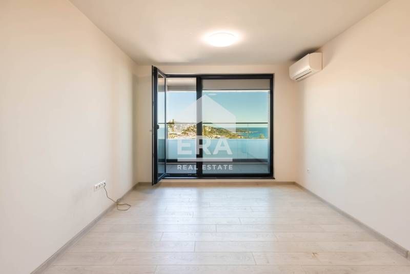 Двустаен, обзаведен, югоизточен апартамент за продажба, с морска панор