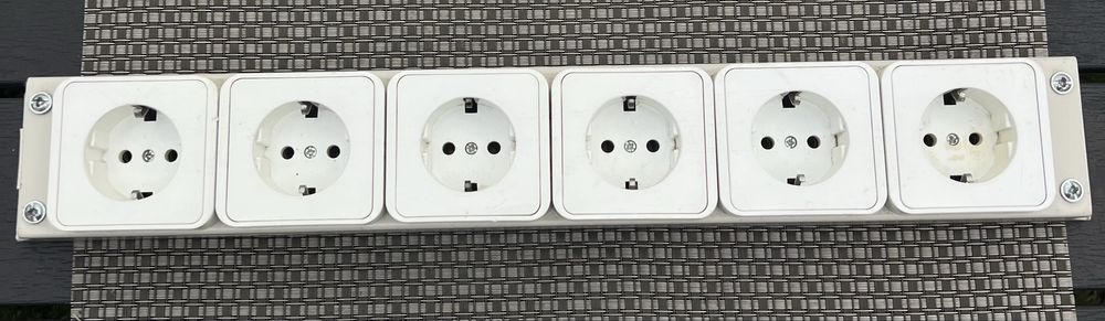 Priza 6 porturi profesionala, se poate folosi in rack