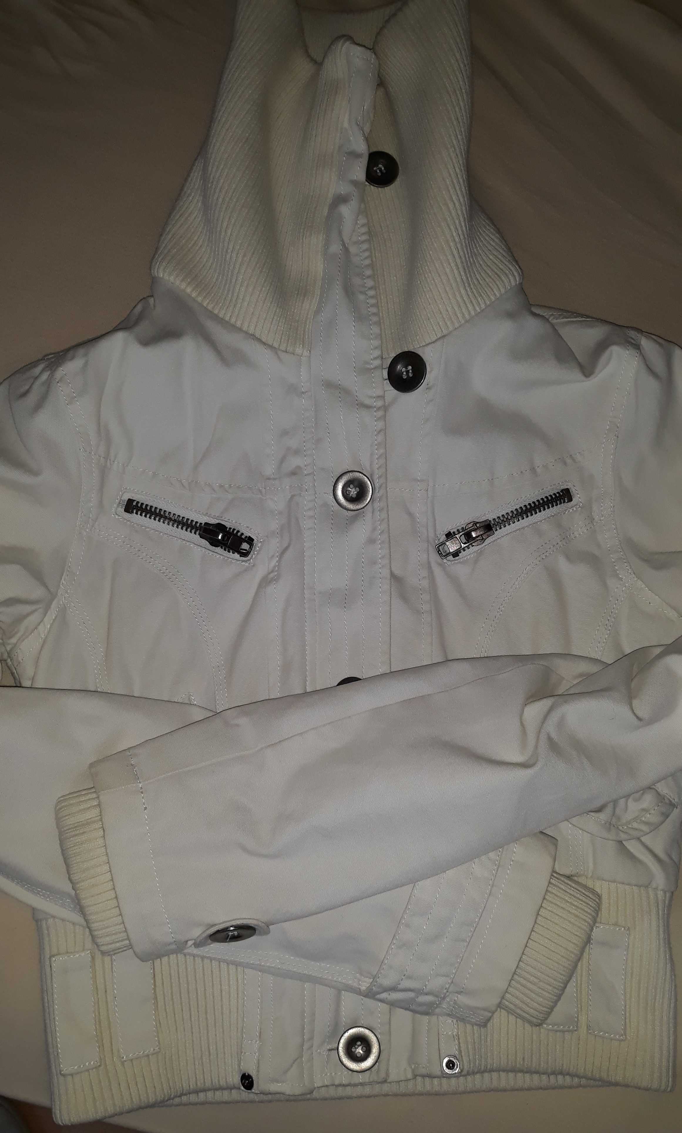 Ефектно късо пролетно дънково бяло яке