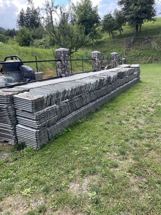 Vand tigla ciment , pret 2,50 lei negociabil