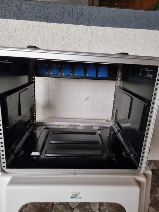 Rack case 8 u cu priza Python pe el 750 de lei