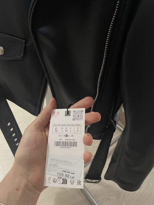 Vand jacheta Zara cu eticheta