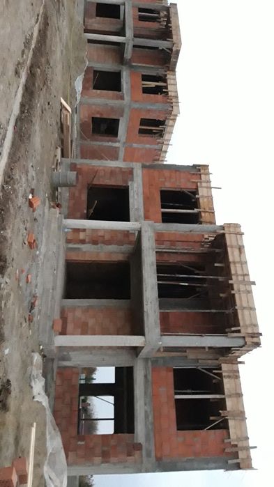 Casa la roșu   in constructie Blejoi .Loturi teren intravilan.