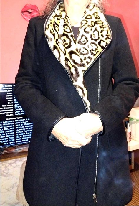 Палто с прекрасна и топла, тигрова яка.