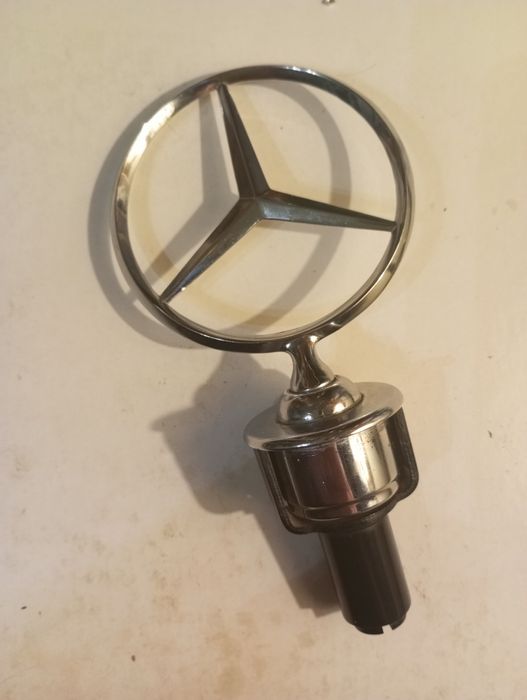 Значек на капот Мерседес.