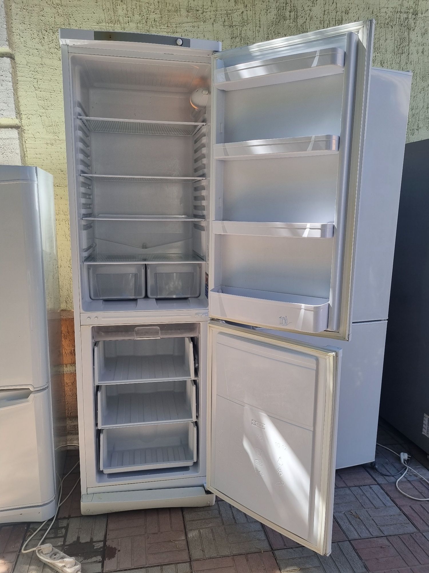 Холодильник INDESIT