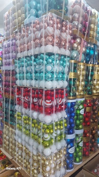 Янги йил арча ӯйинчоқлари.