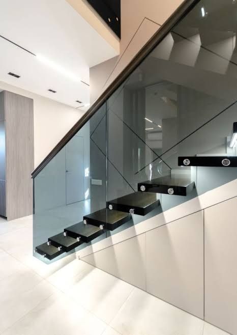 Перила из коленного стекло. Перила на лестнице Перила на лестницу