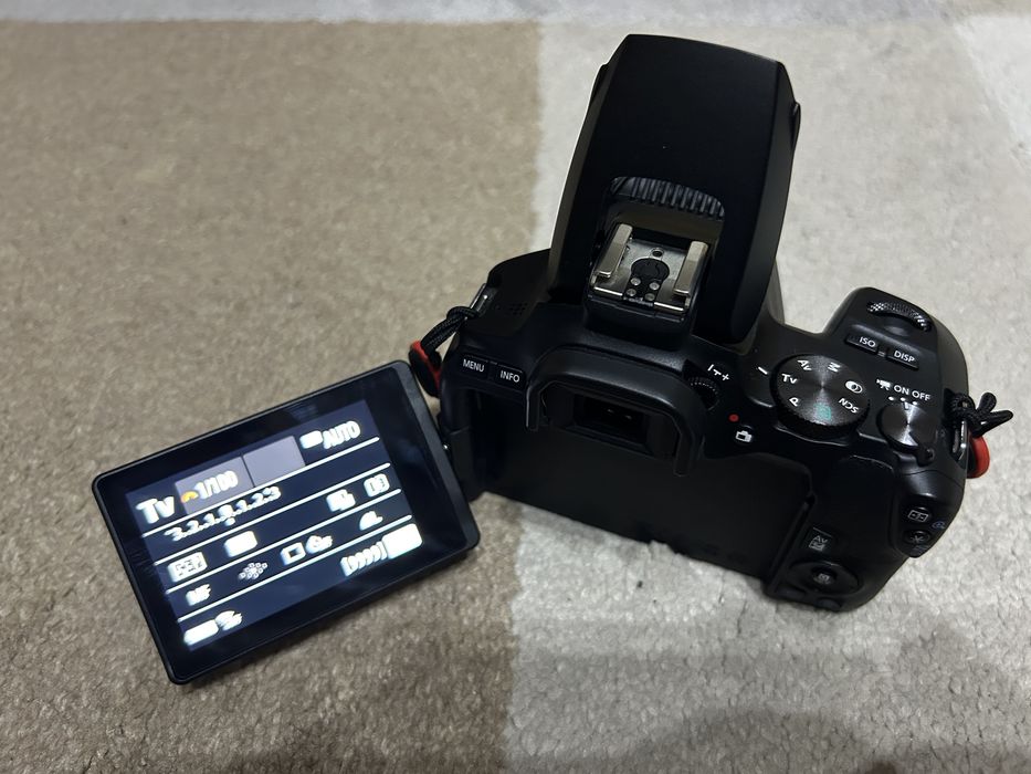 Canon 250D 11k shutters + 3 obiective + accesorii