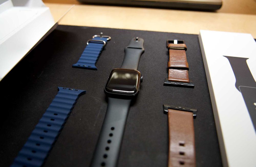 Apple Watch Series 5 44mm + 3 Каишки