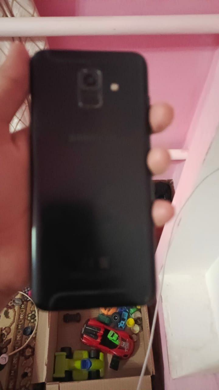 Samsung GALAXU  А6