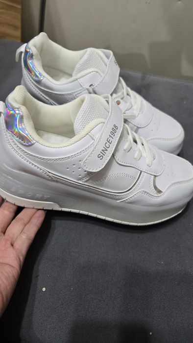 Продам кроссовки на колёсах 36