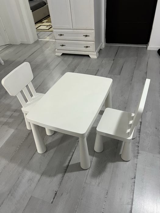 Vand masuța + 2 scaune copii Ikea