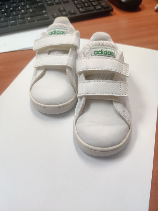 Vând papuci Adidas băieți mărimea 21- 12 cm talpa int