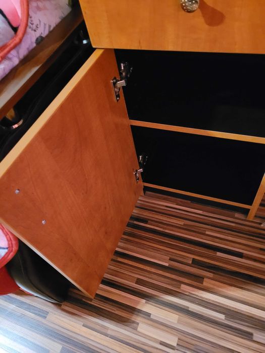 Birou lemn masiv  in stare foarte buna.