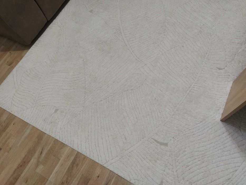 Бял релефен килим