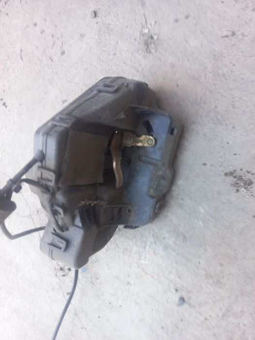 Продаётся замок от задней двери мерседес 211