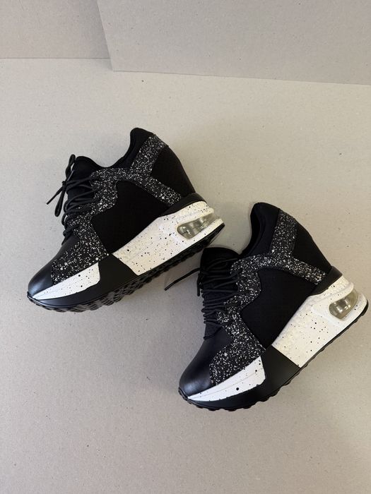 Дамски спортни обувки