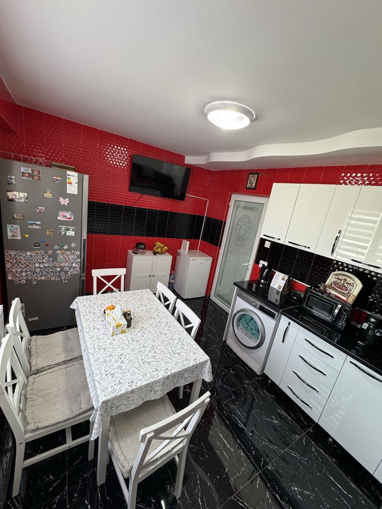 Vând apartament 3 camere decomandat