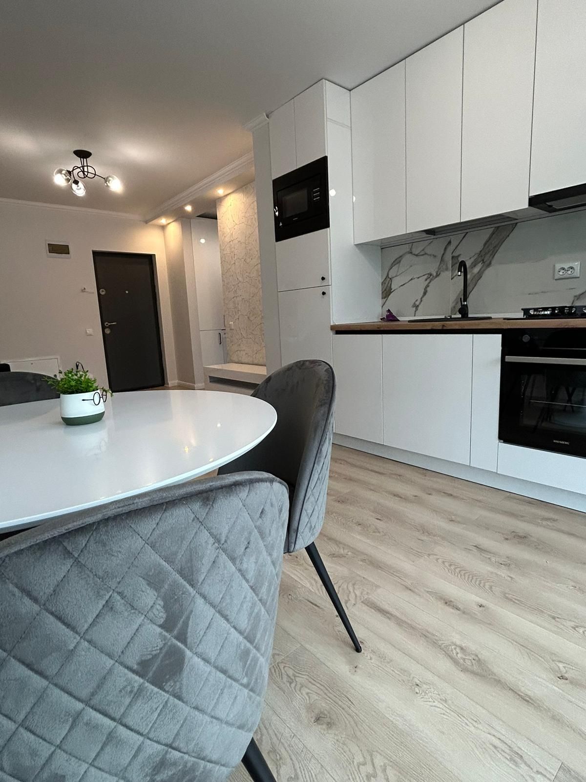 Inchiriez apartament cu două camere lângă Metro