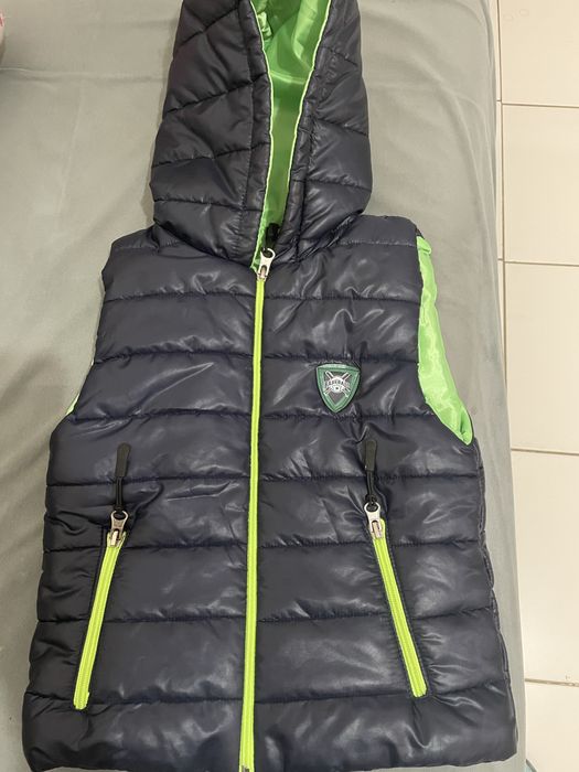 Безрукавка на мальчика 5-6 лет,в отличном состоянии