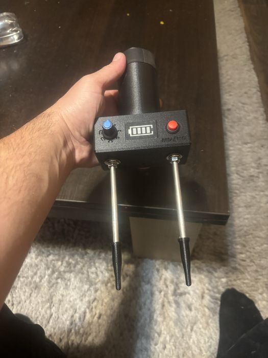 Asomator pe acumulatori pentru porci