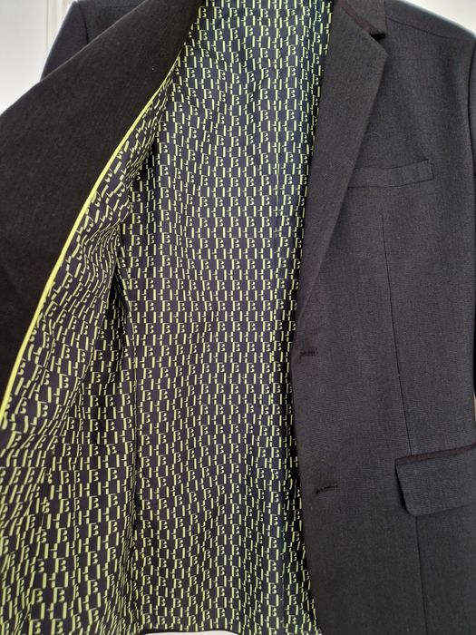 Sacou Hugo Boss marimea  XS/S pt barbatii