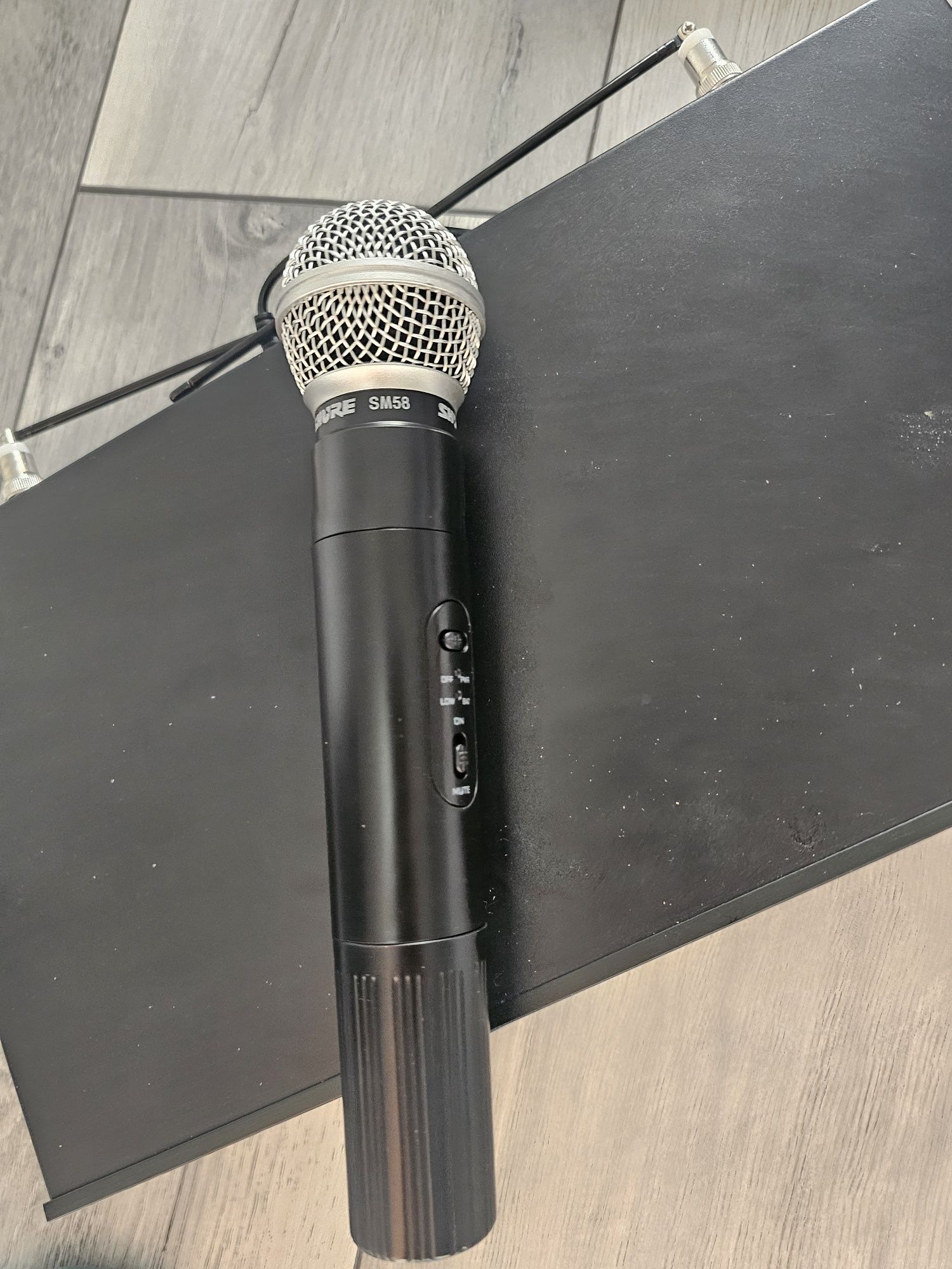 Sistem wireless cu 2 microfoane SHURE LX88-II