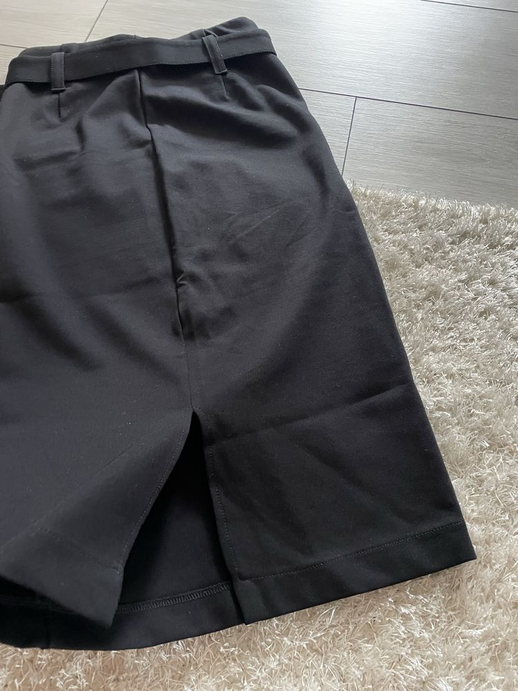 Fustă Bershka cu crăpătură la spate