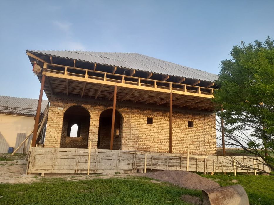 Toza havo bag‘rida joylashgan hovli uy sotuvda!