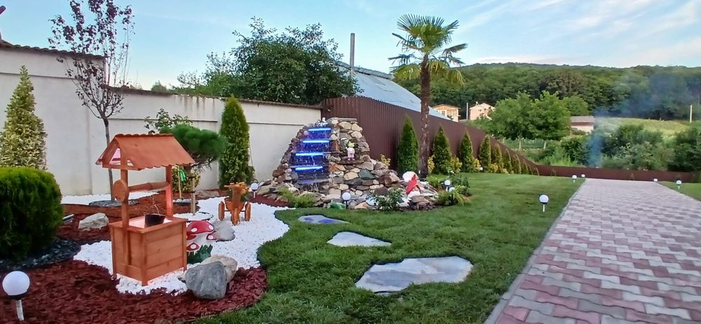 Decorațiuni cu piatra decorativa și gazon rulou