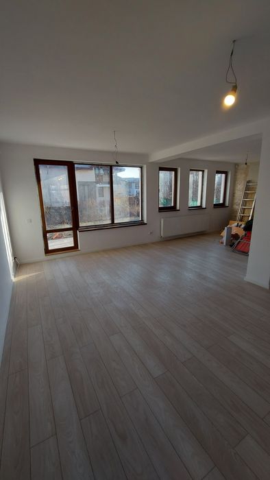 Echipa renovări în construcții.