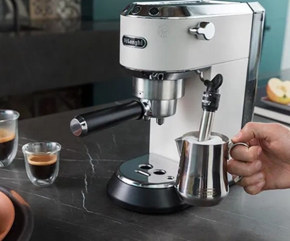 Кофеварка Delonghi EC685W