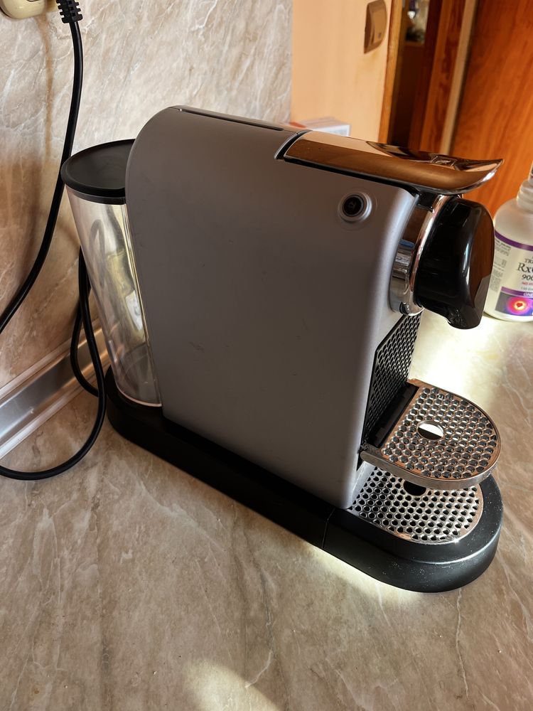 Продавам кафе машина Delonghi CH-1006 Lausanne