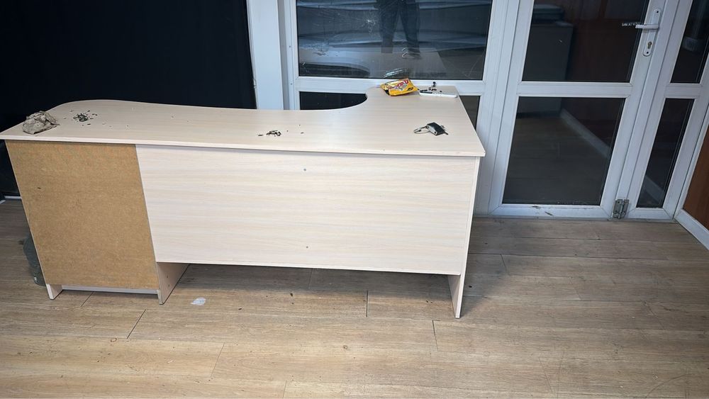 Стол письменный в хорошем состиянии