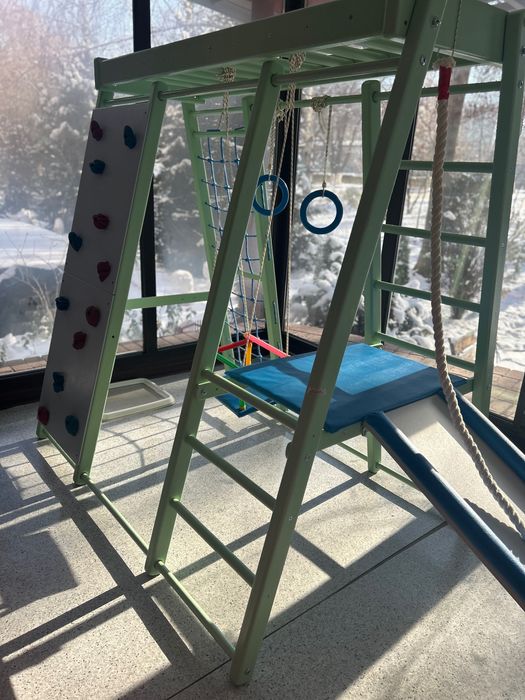 Спортивную игровую  детскую площадку . Шикарная как новая .