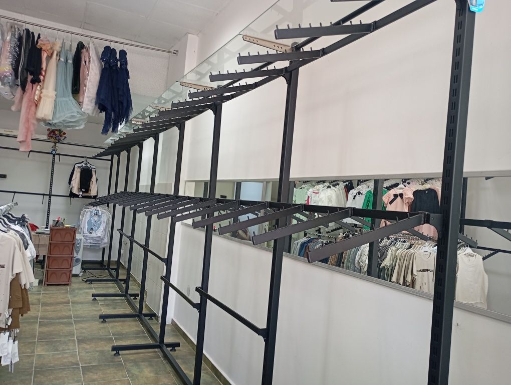 Продавам стелажи за магазин метални.Внос от Турция запазени са много .