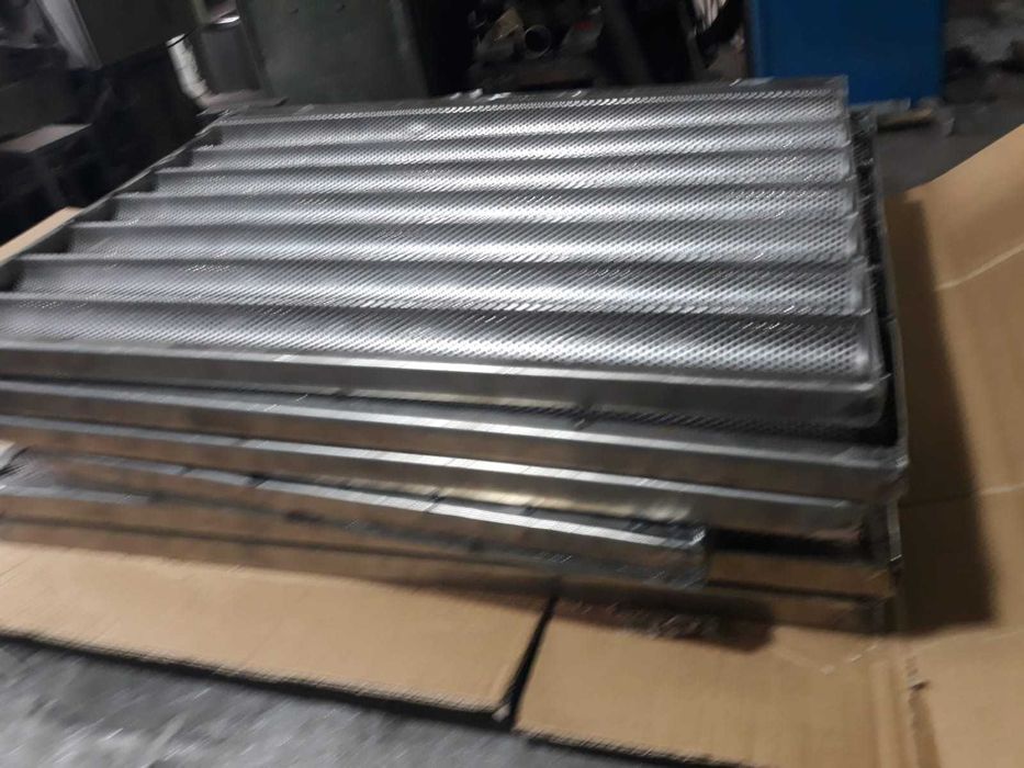 Tavi perforate din inox pentru bagheta si batoane.