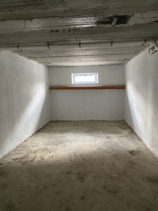 Noturar bino sotiladi