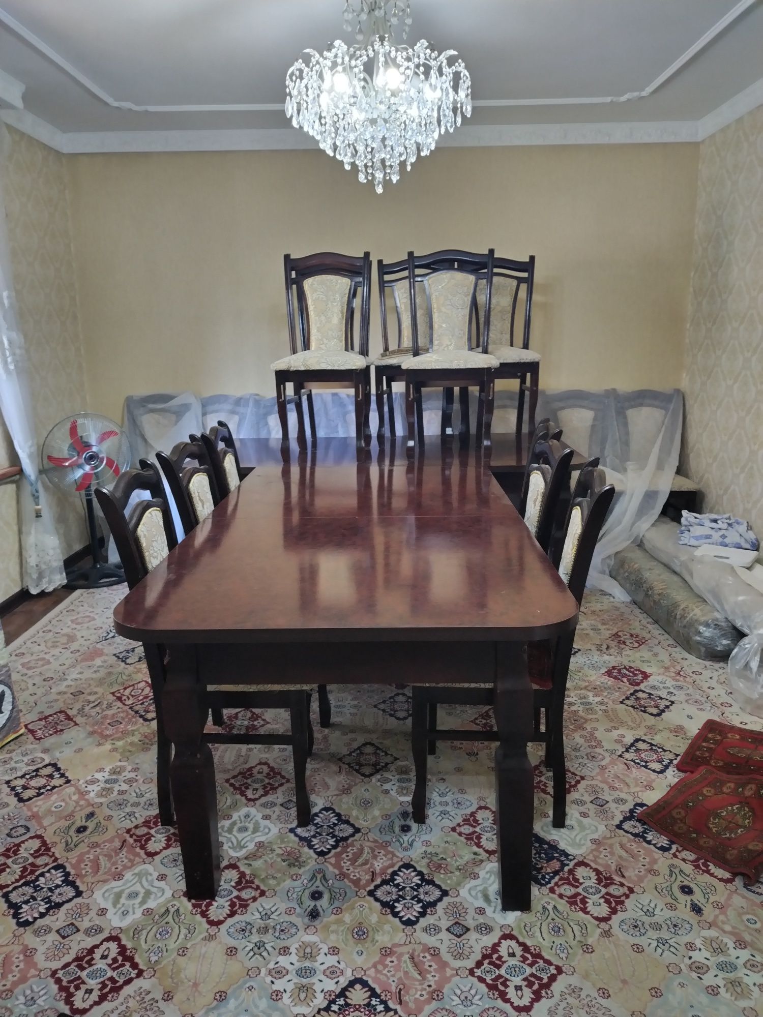 Стол и стулья для зала