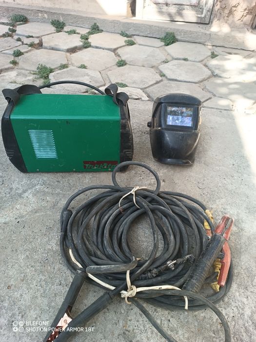 Электросварочный аппарат с кабелями и маской.