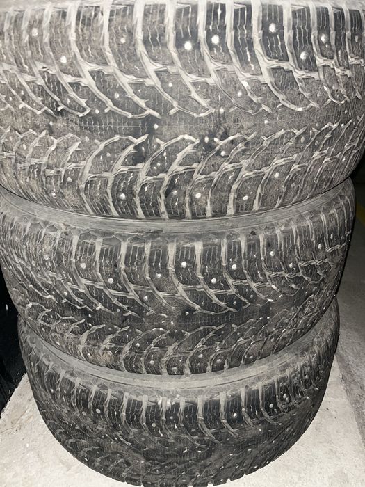 Шины зимние R20 Nokian          .