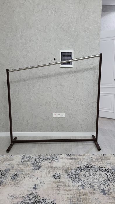 Стоящий гардероб