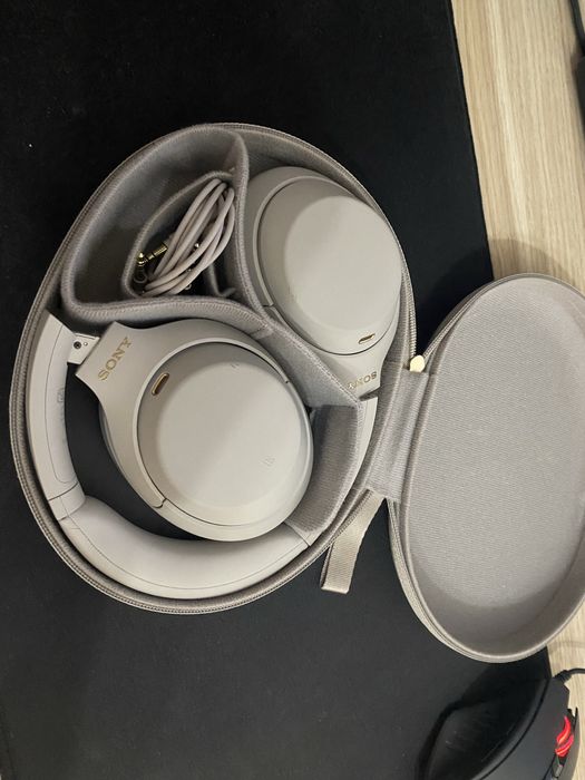 Наушники Sony WH-1000XM4 серебристый