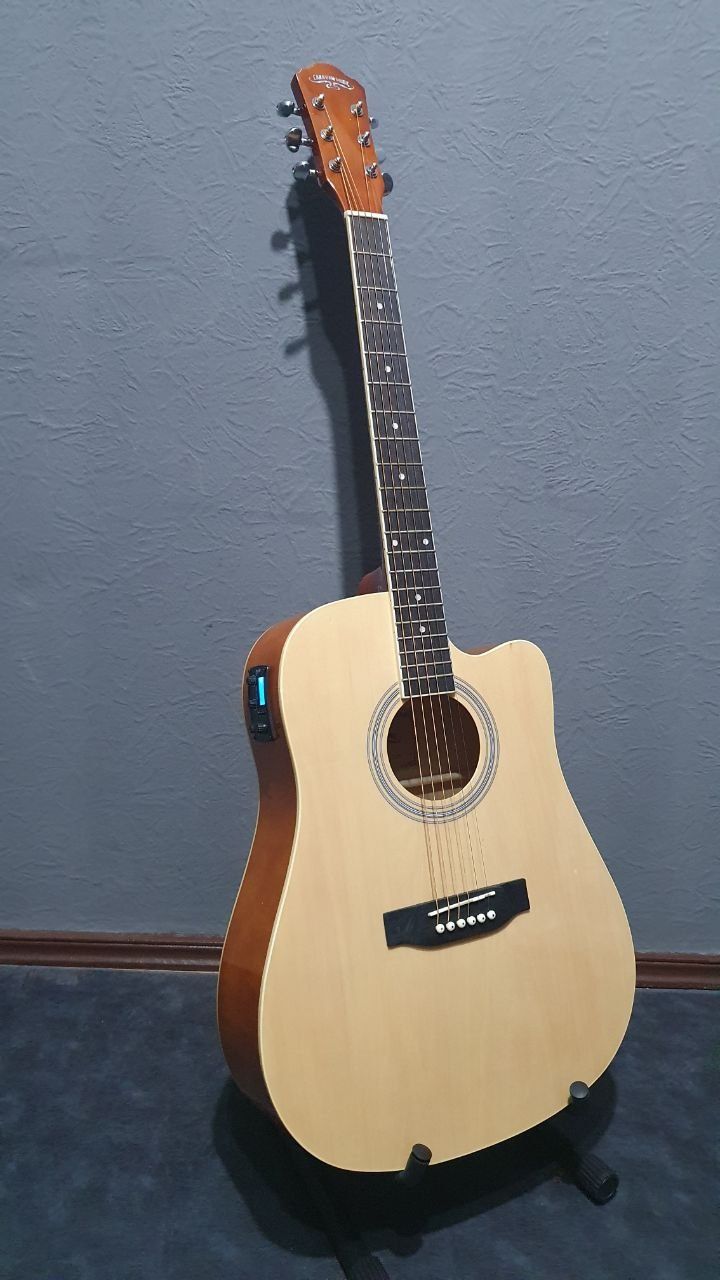 Gitara (Akustik gitara) chixoli va kalonkaga cherezi bilan