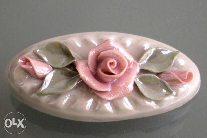 Порцеланова брошка