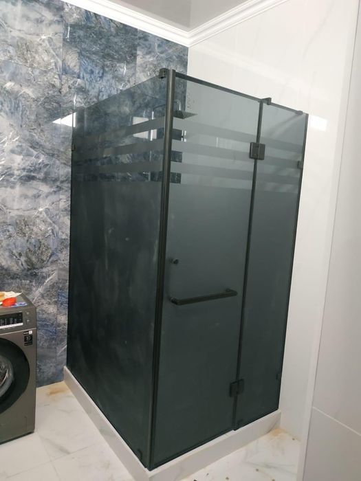 Стеклянные душевые перегородки