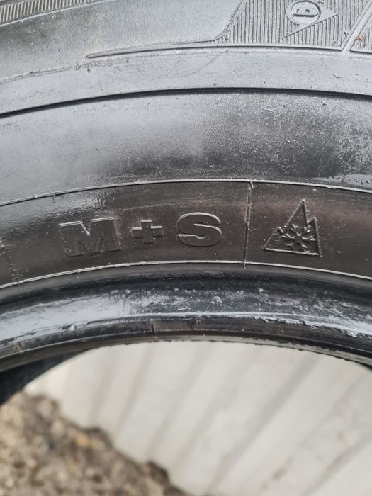 2 Anvelope de iarna *235/60R17*Dunlop*LICHIDARE STOC*75 Lei Buc*