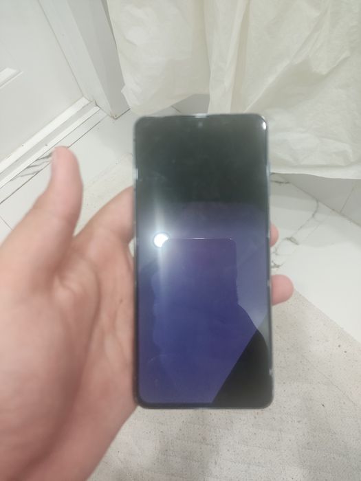Продаю samsung s21 экран стал моргать и там есть точка на экране